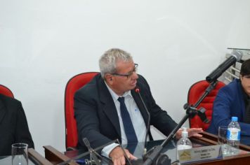 Foto - Entrega Título Cidadão Farturense ao Padre Blener Domingues