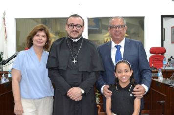Foto - Entrega Título Cidadão Farturense ao Padre Blener Domingues