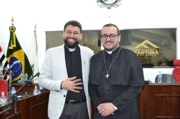 Foto - Entrega Título Cidadão Farturense ao Padre Blener Domingues