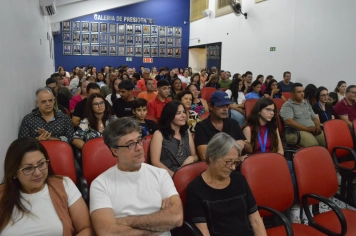 Foto - Sessão Solene - Entrega de Medalhas Prêmio Aluno Bom de Nota 2025
