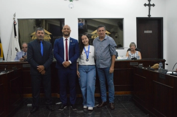 Foto - Sessão Solene - Entrega de Medalhas Prêmio Aluno Bom de Nota 2025