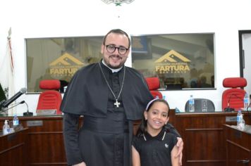 Foto - Entrega Título Cidadão Farturense ao Padre Blener Domingues