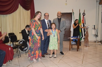Foto - Sessão Solene - Entrega de Medalhas Prêmio Aluno Bom de Nota 2025