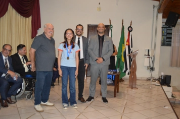Foto - Sessão Solene - Entrega de Medalhas Prêmio Aluno Bom de Nota 2025