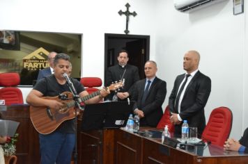 Foto - Entrega Título Cidadão Farturense ao Padre Blener Domingues