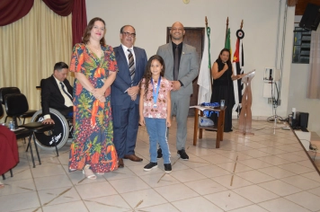 Foto - Sessão Solene - Entrega de Medalhas Prêmio Aluno Bom de Nota 2025