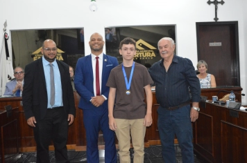 Foto - Sessão Solene - Entrega de Medalhas Prêmio Aluno Bom de Nota 2025