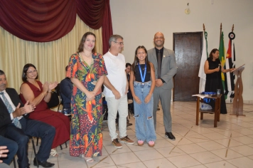 Foto - Sessão Solene - Entrega de Medalhas Prêmio Aluno Bom de Nota 2025