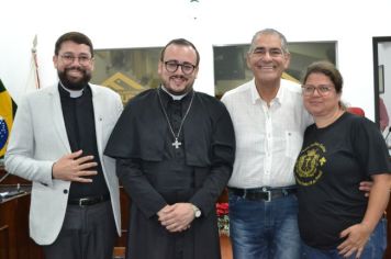 Foto - Entrega Título Cidadão Farturense ao Padre Blener Domingues