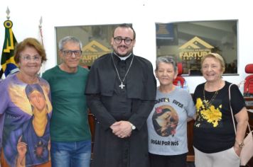 Foto - Entrega Título Cidadão Farturense ao Padre Blener Domingues