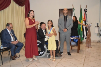 Foto - Sessão Solene - Entrega de Medalhas Prêmio Aluno Bom de Nota 2025