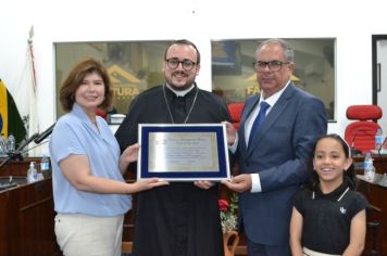 Foto - Entrega Título Cidadão Farturense ao Padre Blener Domingues