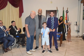 Foto - Sessão Solene - Entrega de Medalhas Prêmio Aluno Bom de Nota 2025