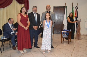 Foto - Sessão Solene - Entrega de Medalhas Prêmio Aluno Bom de Nota 2025
