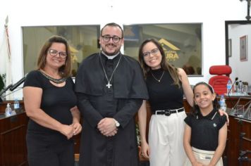 Foto - Entrega Título Cidadão Farturense ao Padre Blener Domingues
