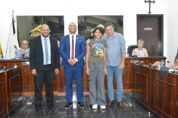 Foto - Sessão Solene - Entrega de Medalhas Prêmio Aluno Bom de Nota 2025