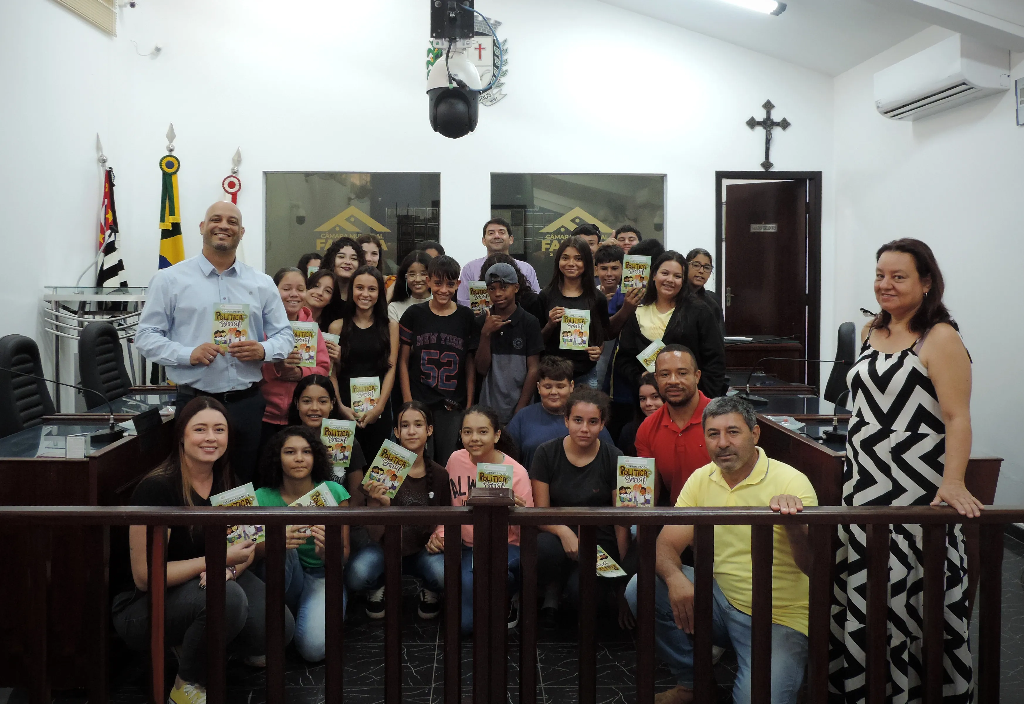 Estudantes da escola Hézion Corrêa Custódio participam de aula especial na Câmara Municipal